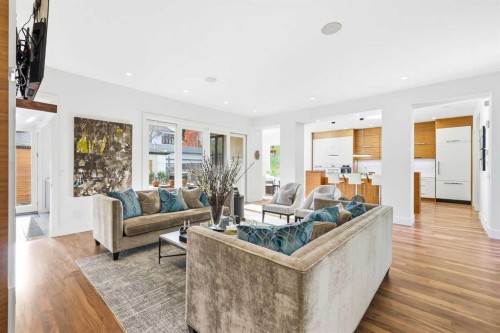 411 47 Avenue Sw, Calgary, AB - Indoor Photo Showing Living Room