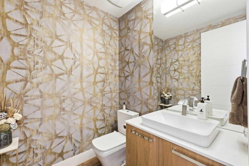 411 47 Avenue Sw, Calgary, AB - Indoor Photo Showing Bathroom