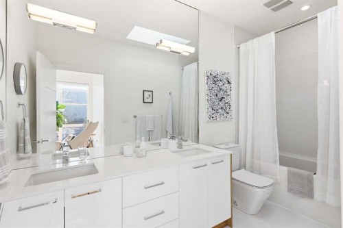 411 47 Avenue Sw, Calgary, AB - Indoor Photo Showing Bathroom