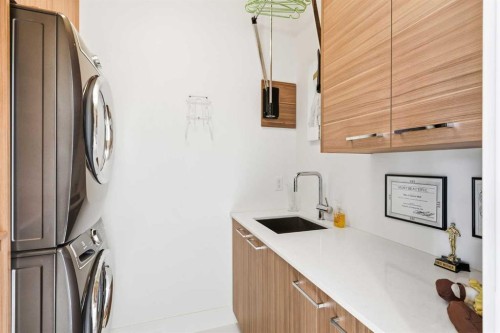 411 47 Avenue Sw, Calgary, AB - Indoor Photo Showing Laundry Room