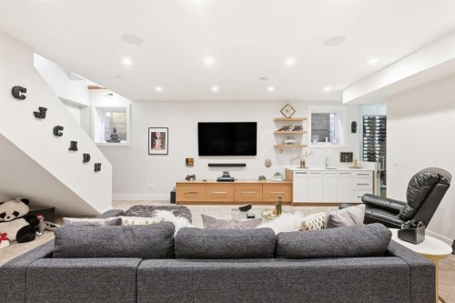 411 47 Avenue Sw, Calgary, AB - Indoor Photo Showing Living Room