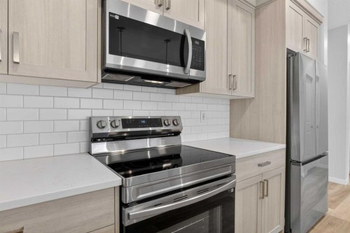 1206-33 Carringham Gate Nw, Calgary, AB - Indoor Photo Showing Kitchen With Stainless Steel Kitchen With Upgraded Kitchen