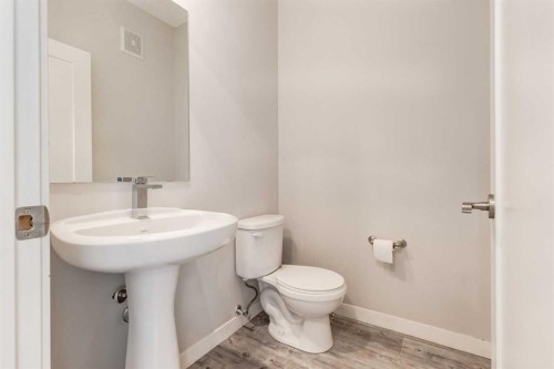 207-10 Westpark Link, Calgary, AB - Indoor Photo Showing Bathroom