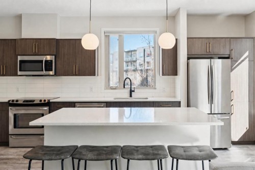222-7 Westpark Common Sw, Calgary, AB - Indoor Photo Showing Kitchen With Upgraded Kitchen