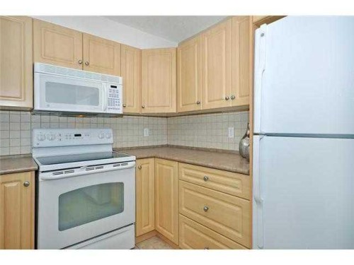 2310-10 Prestwick Bay Se, Calgary, AB - Indoor Photo Showing Kitchen