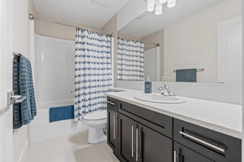 25 Westland Crescent Sw, Calgary, AB - Indoor Photo Showing Bathroom