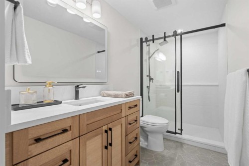 25 Westland Crescent Sw, Calgary, AB - Indoor Photo Showing Bathroom
