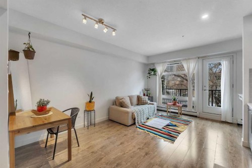 220-323 20 Avenue Sw, Calgary, AB - Indoor Photo Showing Living Room
