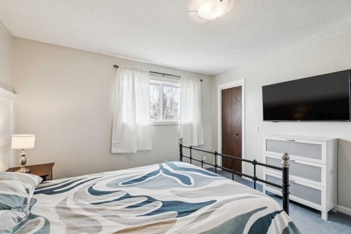 1848 38 Street Ne, Calgary, AB - Indoor Photo Showing Bedroom