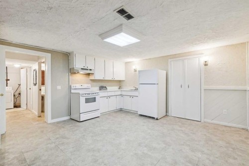 1848 38 Street Ne, Calgary, AB - Indoor Photo Showing Kitchen