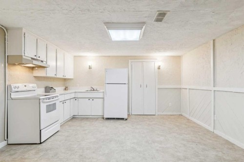 1848 38 Street Ne, Calgary, AB - Indoor Photo Showing Kitchen