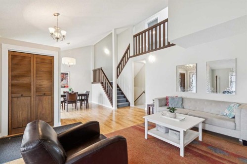 1848 38 Street Ne, Calgary, AB - Indoor Photo Showing Living Room