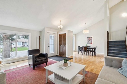 1848 38 Street Ne, Calgary, AB - Indoor Photo Showing Living Room