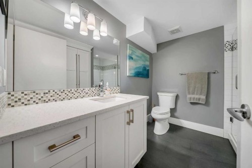 2007 Glenwood Drive Sw, Calgary, AB - Indoor Photo Showing Bathroom