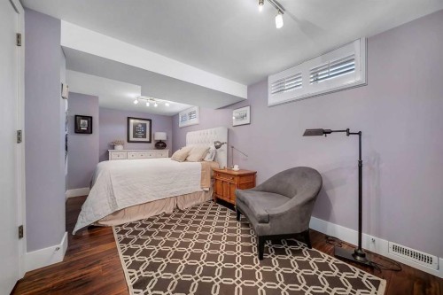 2007 Glenwood Drive Sw, Calgary, AB - Indoor Photo Showing Bedroom