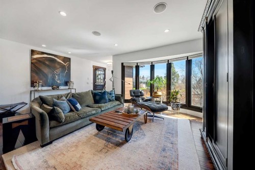 2007 Glenwood Drive Sw, Calgary, AB - Indoor Photo Showing Living Room