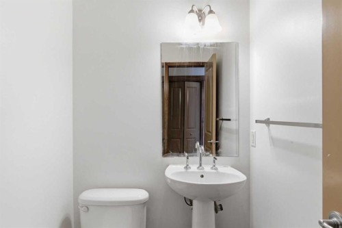 69 Everoak Circle Sw, Calgary, AB - Indoor Photo Showing Bathroom