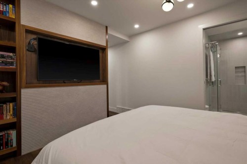 4208 15 Street Sw, Calgary, AB - Indoor Photo Showing Bedroom
