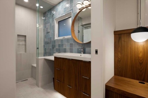 4208 15 Street Sw, Calgary, AB - Indoor Photo Showing Bathroom
