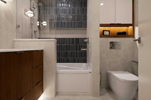 4208 15 Street Sw, Calgary, AB - Indoor Photo Showing Bathroom