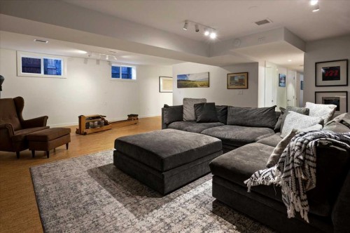 4208 15 Street Sw, Calgary, AB - Indoor