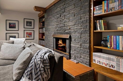 4208 15 Street Sw, Calgary, AB - Indoor With Fireplace