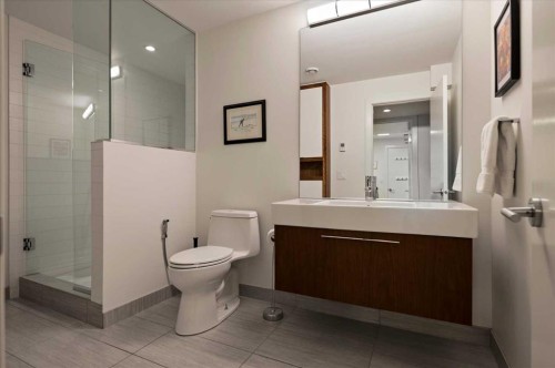 4208 15 Street Sw, Calgary, AB - Indoor Photo Showing Bathroom