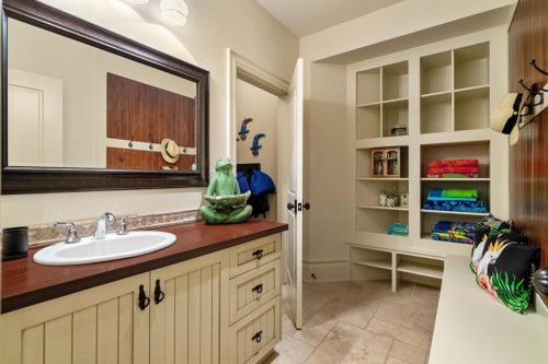 12231 Lake Louise Way Se, Calgary, AB - Indoor Photo Showing Bathroom