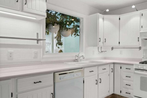 164 Sun Valley Drive Se, Calgary, AB - Indoor Photo Showing Kitchen
