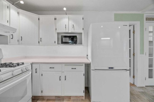 164 Sun Valley Drive Se, Calgary, AB - Indoor Photo Showing Kitchen