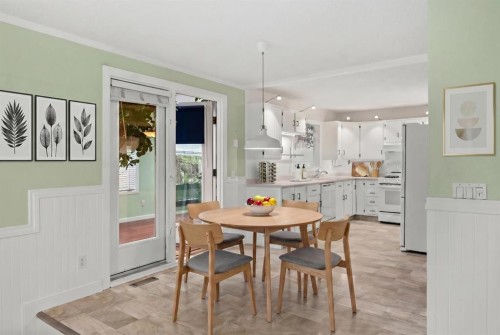 164 Sun Valley Drive Se, Calgary, AB - Indoor Photo Showing Dining Room