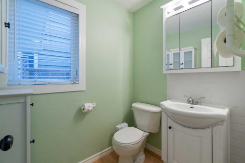 164 Sun Valley Drive Se, Calgary, AB - Indoor Photo Showing Bathroom