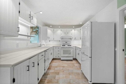 164 Sun Valley Drive Se, Calgary, AB - Indoor Photo Showing Kitchen