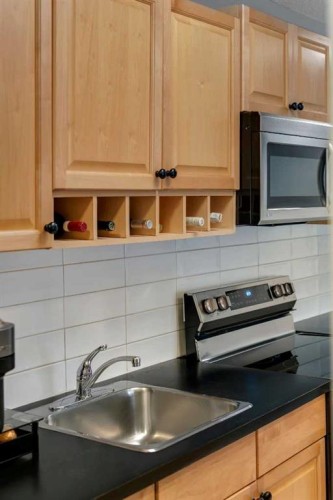 307-903 19 Avenue Sw, Calgary, AB - Indoor Photo Showing Kitchen
