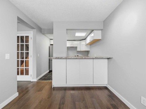 202-829 Coach Bluff Crescent Sw, Calgary, AB - Indoor Photo Showing Kitchen