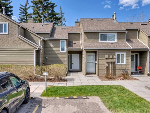 202-829 Coach Bluff Crescent Sw, Calgary, AB - Outdoor With Facade