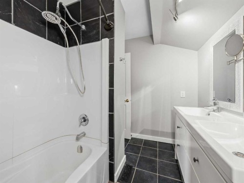202-829 Coach Bluff Crescent Sw, Calgary, AB - Indoor Photo Showing Bathroom