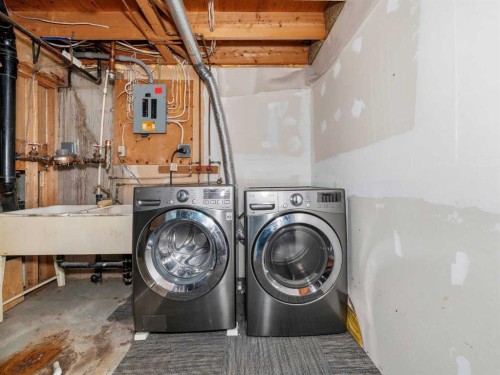 202-829 Coach Bluff Crescent Sw, Calgary, AB - Indoor Photo Showing Laundry Room