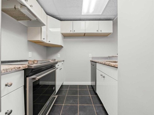 202-829 Coach Bluff Crescent Sw, Calgary, AB - Indoor Photo Showing Kitchen
