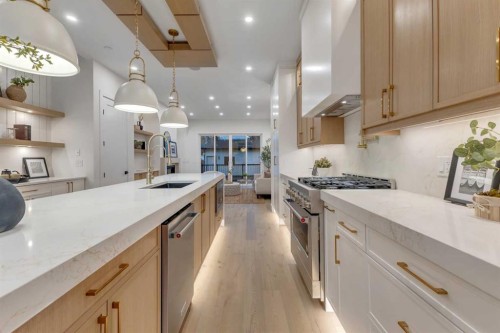 2430 36 Street Sw, Calgary, AB - Indoor Photo Showing Kitchen With Upgraded Kitchen