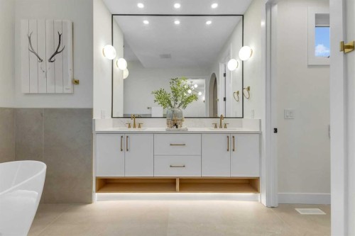 2430 36 Street Sw, Calgary, AB - Indoor Photo Showing Bathroom