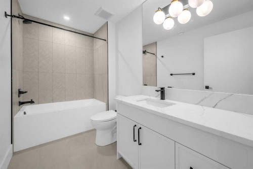 2430 36 Street Sw, Calgary, AB - Indoor Photo Showing Bathroom