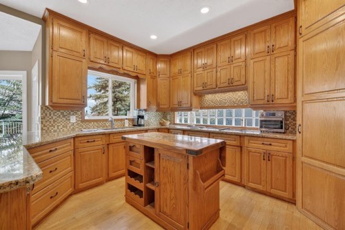 222 Diamond Drive Se, Calgary, AB - Indoor Photo Showing Kitchen
