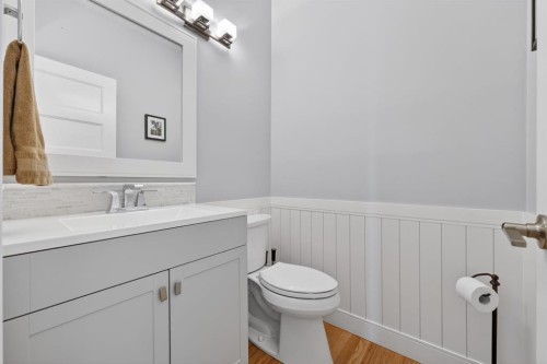 222 Diamond Drive Se, Calgary, AB - Indoor Photo Showing Bathroom