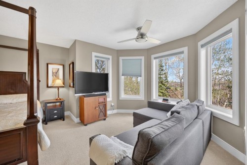 222 Diamond Drive Se, Calgary, AB - Indoor Photo Showing Other Room