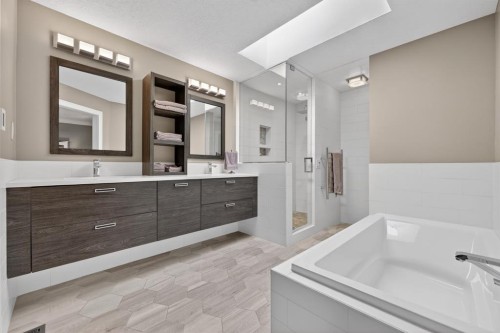 222 Diamond Drive Se, Calgary, AB - Indoor Photo Showing Bathroom