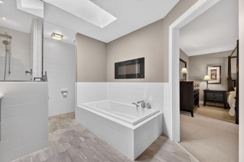 222 Diamond Drive Se, Calgary, AB - Indoor Photo Showing Bathroom