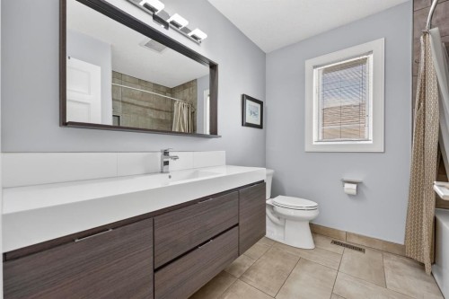 222 Diamond Drive Se, Calgary, AB - Indoor Photo Showing Bathroom