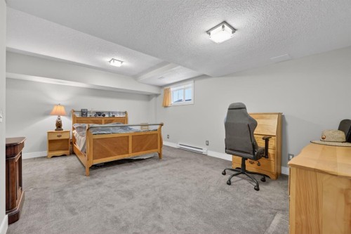 222 Diamond Drive Se, Calgary, AB - Indoor Photo Showing Other Room