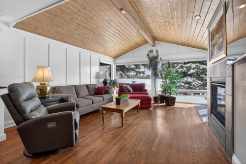 12 Midpark Place Se, Calgary, AB - Indoor Photo Showing Living Room